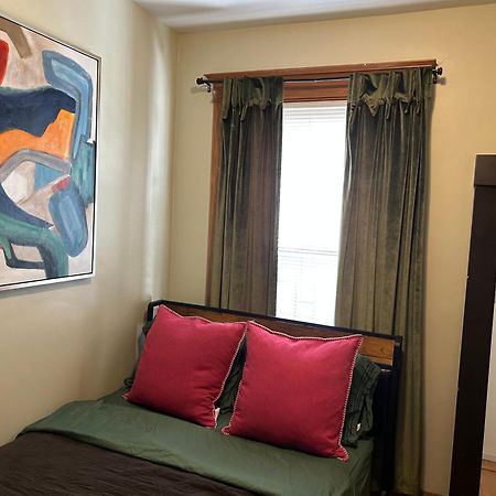 Green Room In Dorothys Bnb Chicago Esterno foto